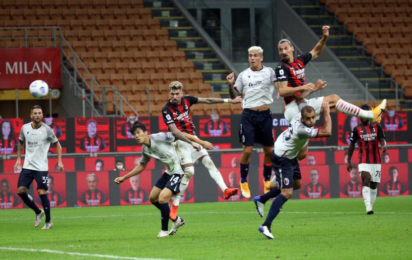 Penyerang AC Milan Zlatan Ibrahimovic (kanan atas) menjebol gawang Bologna dalam laga pekan pertama Serie A Italia 2020/21.