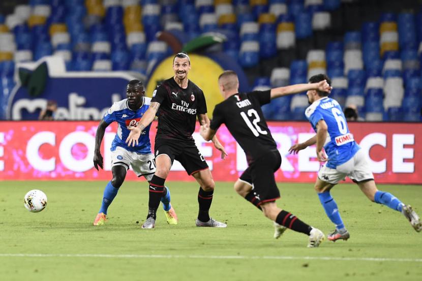 Penyerang AC Milan Zlatan Ibrahimovic (kedua kiri) dijaga bek Napoli Kalidou Koulibaly dalam pertandingan Serie A Italia.