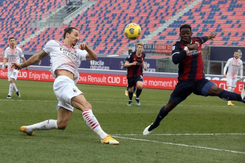 Penyerang AC Milan Zlatan Ibrahimovic (kiri) beraksi saat melawan Bologna.