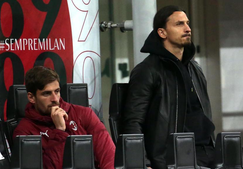 Penyerang AC Milan Zlatan Ibrahimovic melihat dengan galau timnya yang tak kunjung menjebol gawang Cagliari dalam pertandingan pekan ke-37 Serie A di San Siro, Senin (17/5) dini hari WIB.