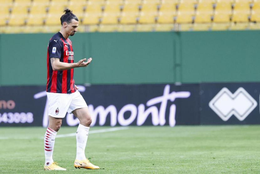 Penyerang AC Milan Zlatan Ibrahimovic meninggalkan lapangan setelah diusir wasit dalam laga kontra Parma.