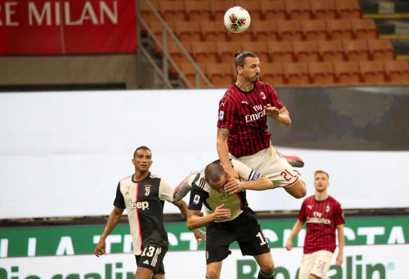 Penyerang AC Milan Zlatan Ibrahimovic menyambut bola atas saat menghadapi Juventus pada pertandingan Serie A Italia di San Siro, Milan, Rabu (8/7) dini hari WIB.