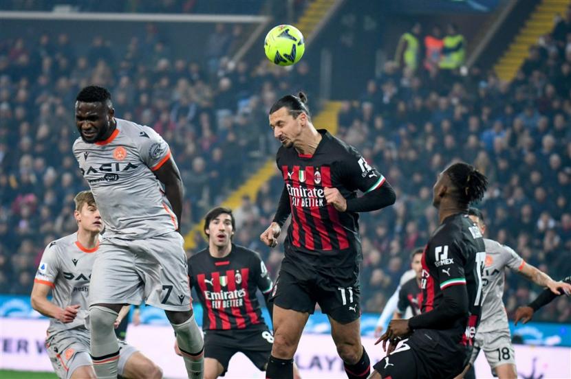 Penyerang AC Milan Zlatan Ibrahimovic menyundul bola dalam pertandingan sepak bola Serie A Liga Italia antara Udinese dan AC Milan, di Udine, Italia, Ahad (19/3/2023) dini hari WIB. 