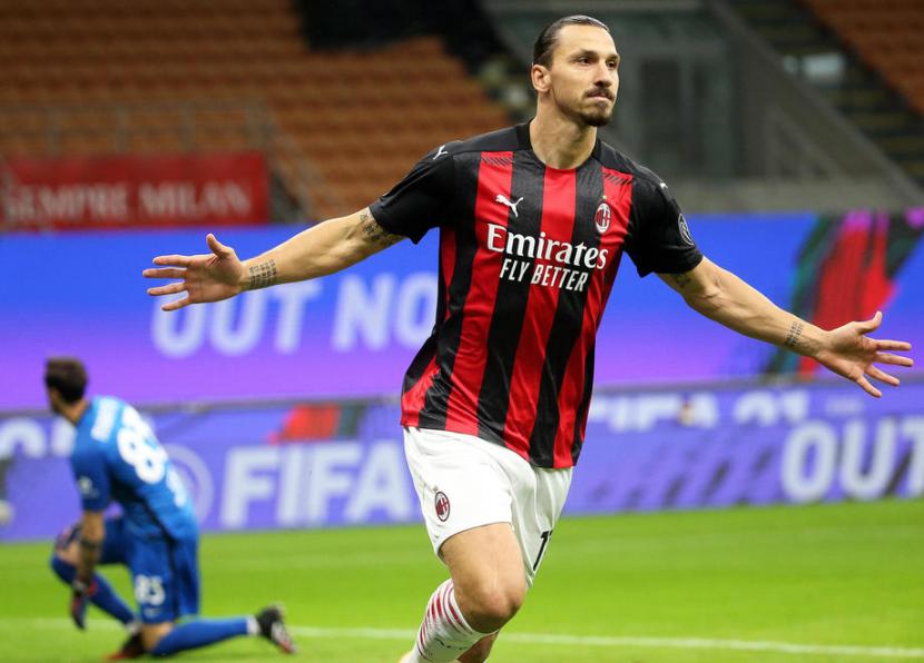 Penyerang AC Milan Zlatan Ibrahimovic merayakan golnya ke gawang AS Roma.