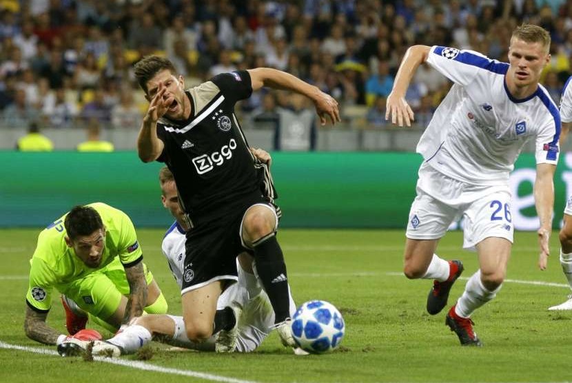 Penyerang Ajax Amsterdam Klaas Jan Huntelaar (tengah) terjatuh saat hendak mempertahankan bola menghadapi Dynamo Kiev pada play-off Liga Champions, Rabu (29/8) dini hari WIB.