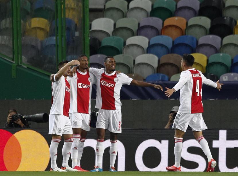 Penyerang Ajax Sebastian Haller (kedua kiri) merayakan golnya ke gawang Sporting Lisbon.