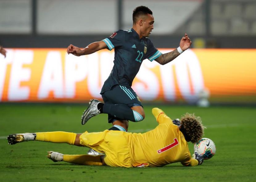 Penyerang Argentina Lautaro Martinez berusaha melewati kiper Peru Pedro Galesse dalam laga kualifikasi Piala Dunia 2022 zona Amerika Selatan. 