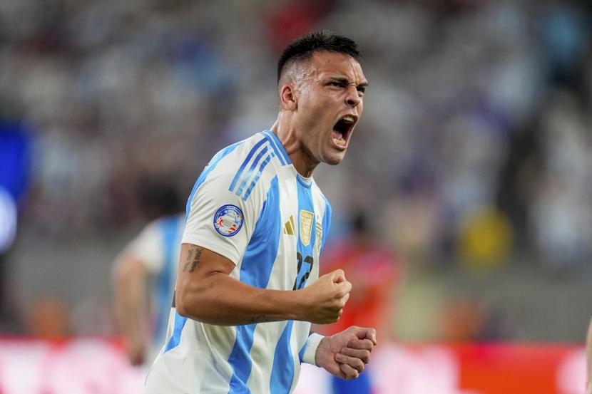 Penyerang Argentina Lautaro Martinez merayakan golnya ke gawang Chile pada laga Grup A Copa America 2024.