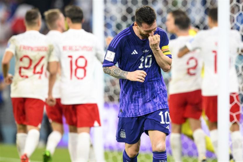  Penyerang Argentina Lionel Messi bereaksi setelah gagal mengeksekusi penalti selama pertandingan sepak bola Grup C Piala Dunia FIFA 2022 antara Polandia dan Argentina di Stadion 947 di Doha, Qatar,  Kamis (1/12/2022) dini hari WIB.