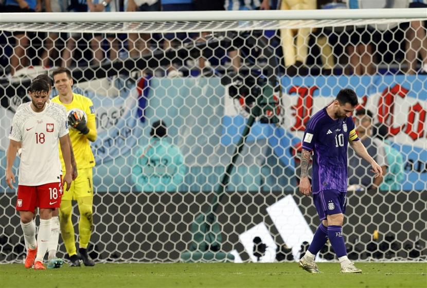 Penyerang Argentina Lionel Messi (kanan) dalam pertandingan melawan Polandia.
