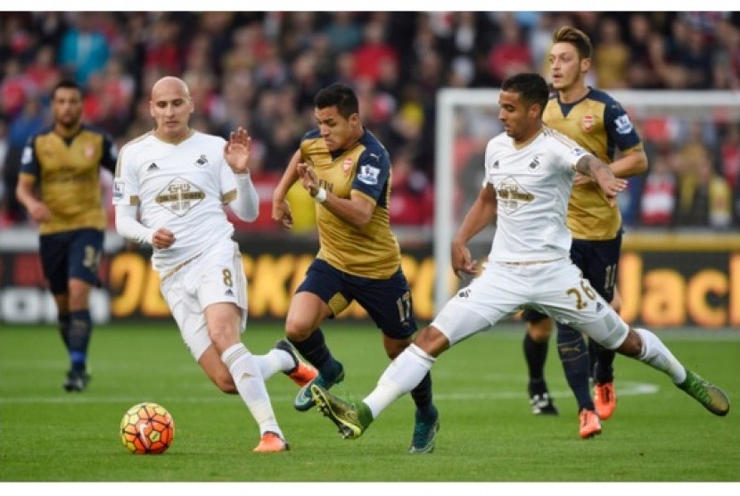 Penyerang Arsenal Alexis Sanchez (tengah) berusaha melewati pemain Swansea City.