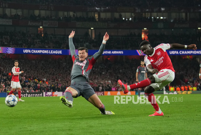 Penyerang Arsenal Bukayo Saka (kanan) mencetak gol ke gwang Olympiacos di Liga Champions.