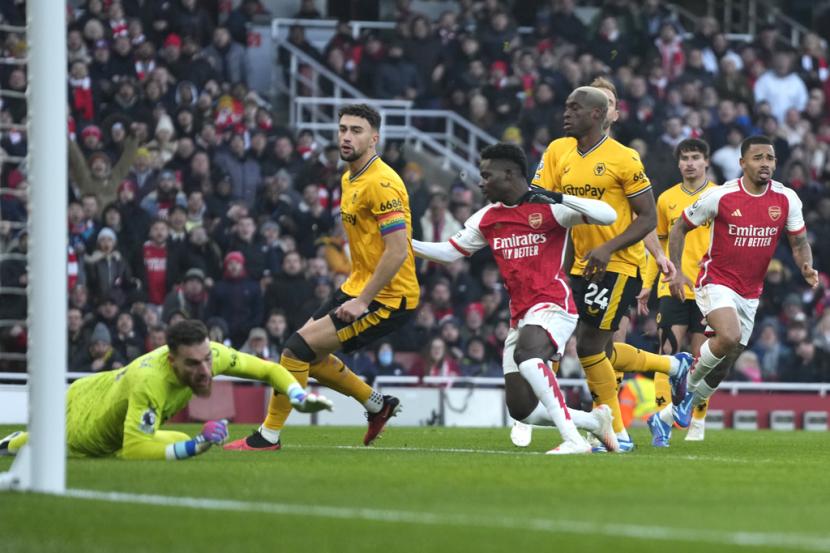 Penyerang Arsenal Bukayo Saka saat menjebol gawang Wolves di Liga Primer Inggris.