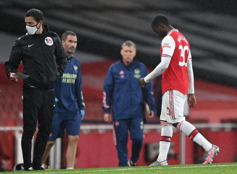 Penyerang Arsenal Eddie Nketiah meninggalkan lapangan setelah menerima kartu merah saat melawan Leicester City.