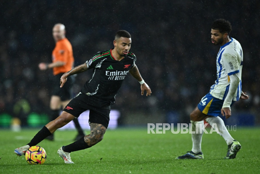 Penyerang Arsenal Gabriel Jesus (kiri) beraksi melawan pemain Brighton Georginio Rutter selama pertandingan Liga Primer Inggris di Brighton, Ahad (5/1/2025) dini hari WIB.