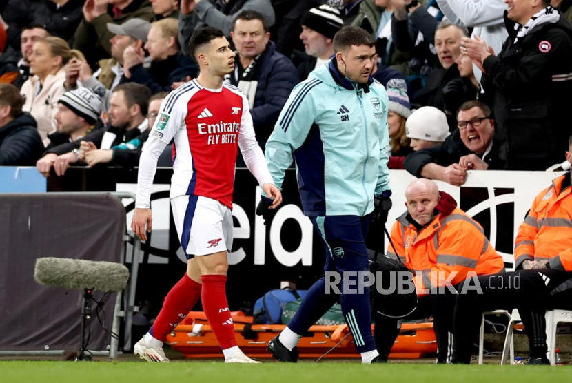 Penyerang Arsenal Gabriel Martinelli (kiri) meninggalkan lapangan St James Park di Newcastle setelah menderita cedera dalam pertandingan Piala Liga Inggris melawan Newcastle United, Kamis (6/2/2025) dini hari WIB.