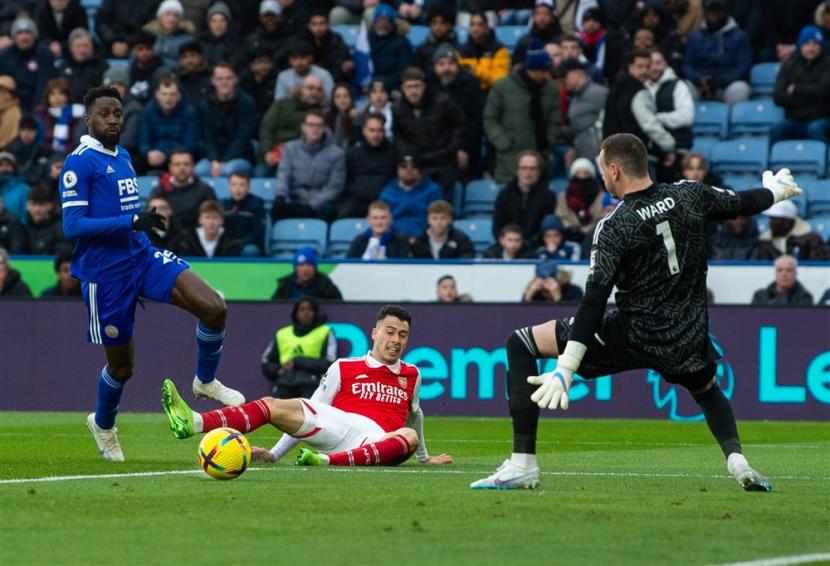Penyerang Arsenal Gabriel Martinelli (tengah) menjebol gawang Leicester City dalam lanjutan Liga Primer Inggris.