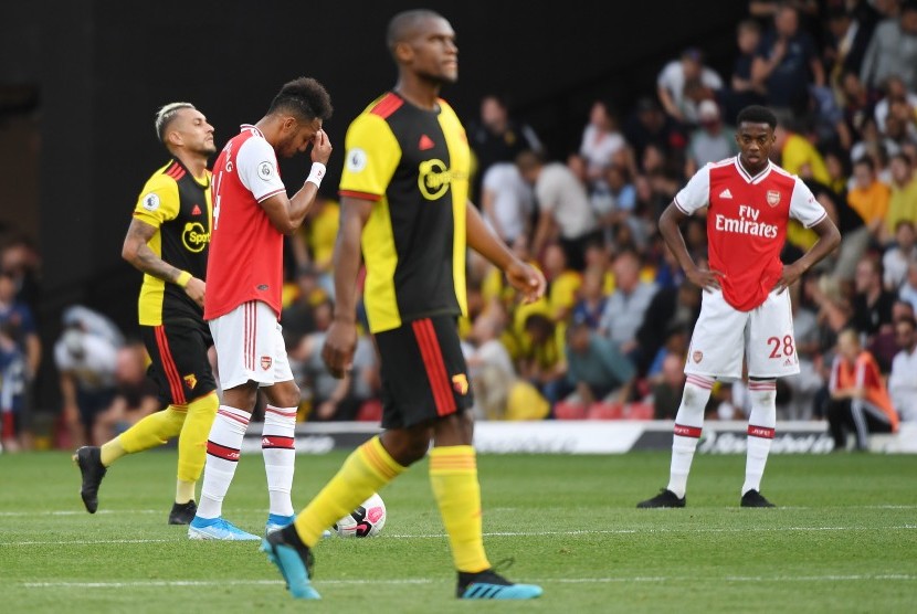 Penyerang Arsenal Pierre-Emerick Aubameyang bereaksi setelah timnya bermain imbang melawan Watford. 