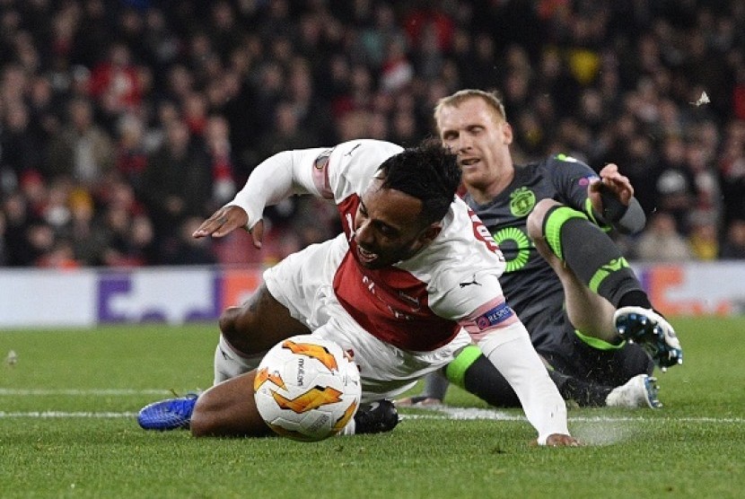 Penyerang Arsenal Pierre-Emerick Aubameyang dijatuhkan oleh Jeremy Mathieu pada pertandingan Liga Europa.