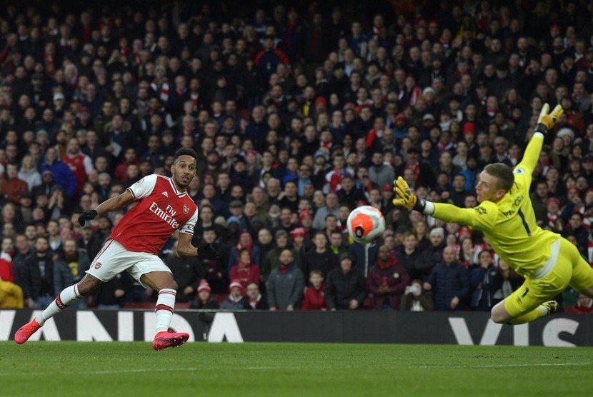 Penyerang Arsenal Pierre-Emerick Aubameyang (kiri) mencetak gol ke gawang Everton.