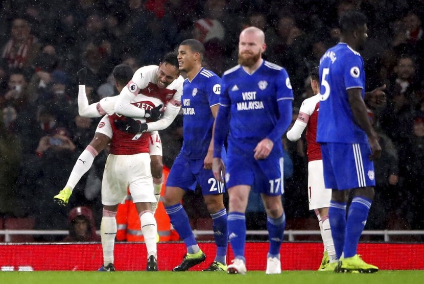 Penyerang Arsenal Pierre-Emerick Aubameyang (kiri) merayakan golnya ke gawang Cardiff City.