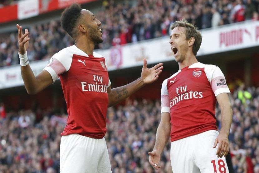 Penyerang Arsenal Pierre-Emerick Aubameyang merayakan gol bersama pemain lainnya Nacho Monreal kala pertandingan Liga Inggris Arsenal melawan Everton