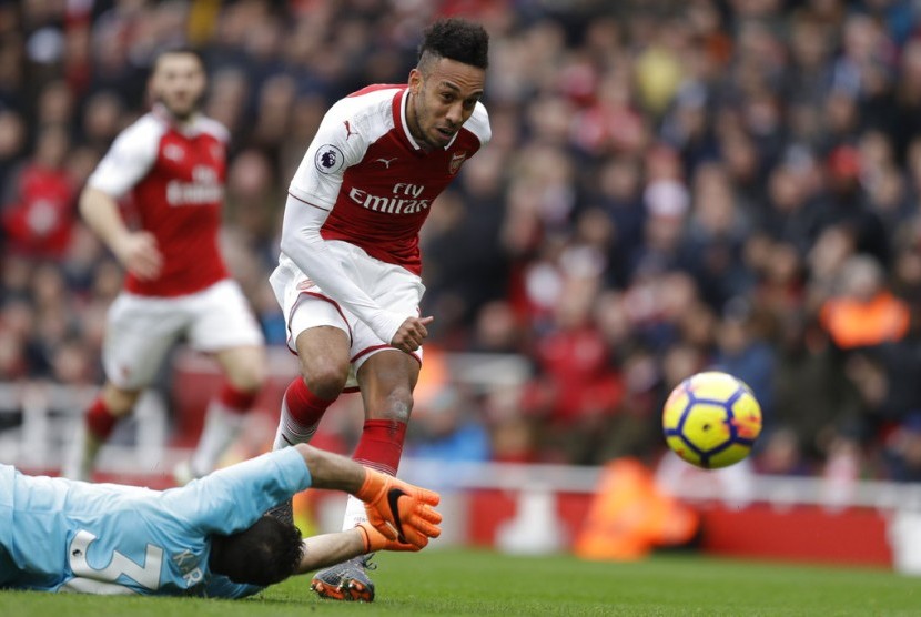 Penyerang Arsenal Pierre-Emerick Aubameyang saat mencetak gol ke gawang Watford.