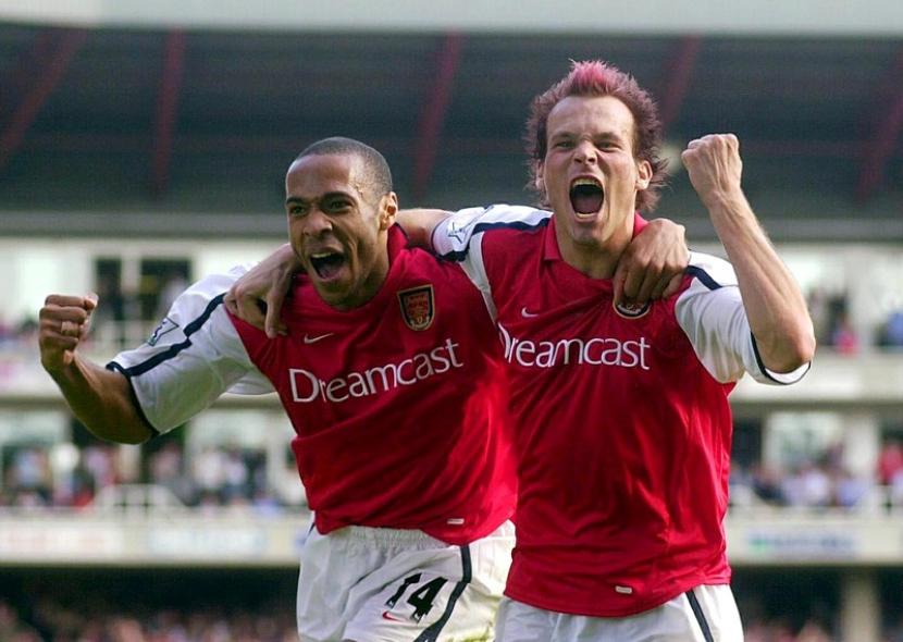 Penyerang Arsenal Thierry Henri (kiri) saat merayakan gol di Stadion Highbury, markas lama Arsenal yang kini berubah menjadi perumahan.