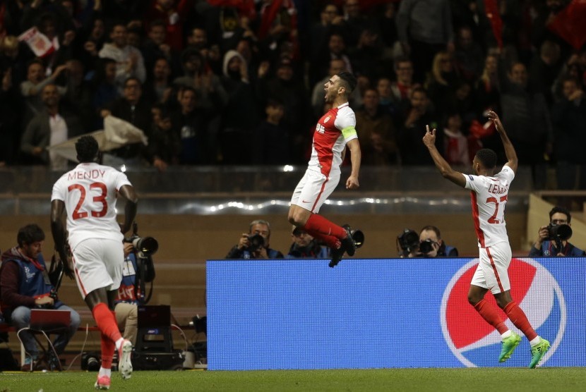 Penyerang AS Monaco Radamel Falcao (tengah) melompat usai mencetak gol kedua timnya di leg kedua perempat final Liga Champions antara Monaco dan Dortmund di stadion Louis II di Monaco.