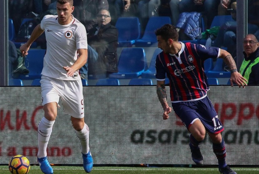 Penyerang AS Roma, Edin Dzeko coba melewati pemain Crotone, Federico Ceccherini, pada laga lanjutan Serie A Liga Italia, Ahad (12/2). AS Roma sukses menekuk Crotone dengan skor 2-0.