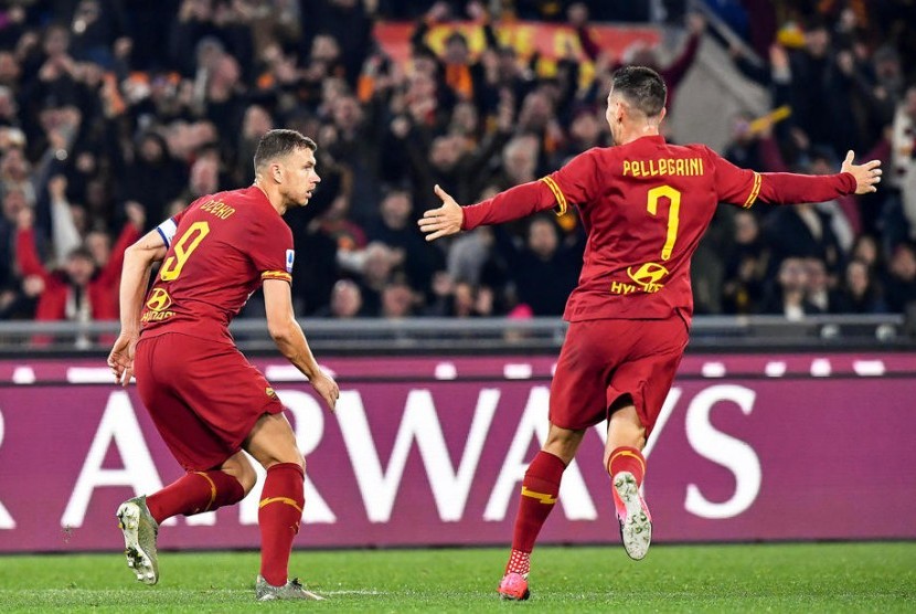 Penyerang AS Roma Edin Dzeko (kiri) merayakan golnya ke gawang Lazio.