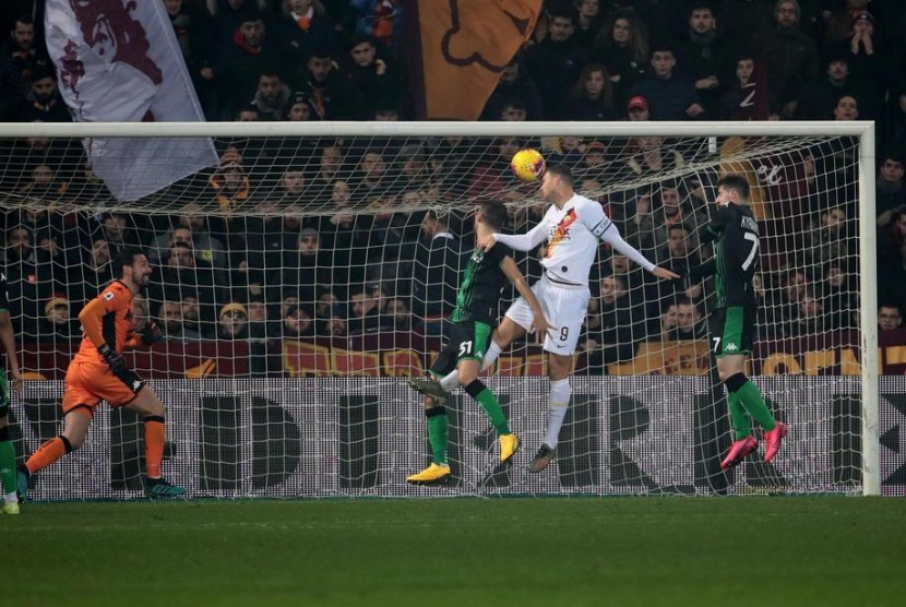 Penyerang AS Roma Edin Dzeko mencetak gol ke gawang Sassuolo dalam pertandingan pekan ke-22 Liga Italia, Ahad (2/2) dini hari WIB. Roma takluk 2-4.
