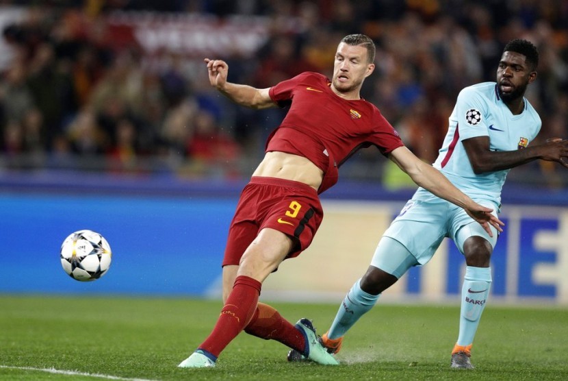 Penyerang AS Roma Edin Dzeko saat mencetak gol ke gawang Barcelona.