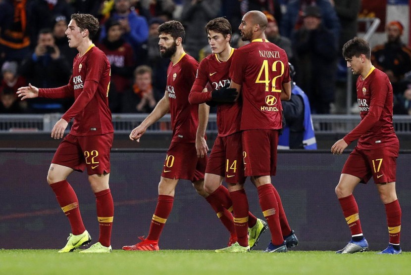 Penyerang AS Roma Patrick Schick (ketiga kanan) merayakan golnya ke gawang Sassuolo bersama rekan-rekannya.