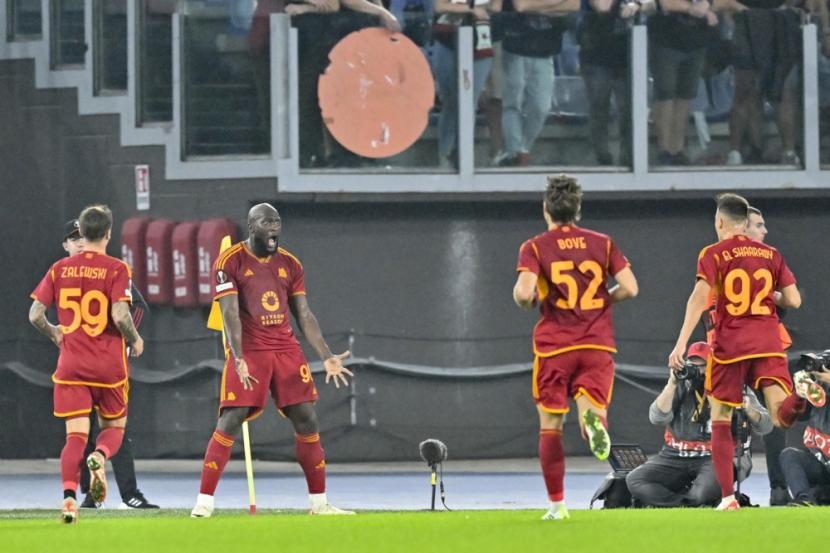 Penyerang AS Roma Romelu Lukaku (kedua kiri) merayakan golnya ke gawang Slavia Praha di Liga Europa. 