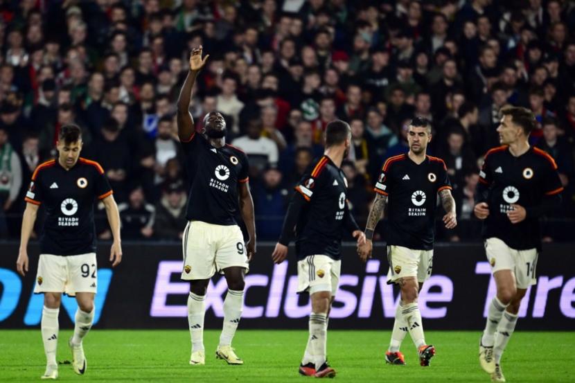 Penyerang AS Roma Romelu Lukaku (kedua kiri) selepas mencetak gol ke gawang Feyenoord dalam laga playoff Liga Europa.
