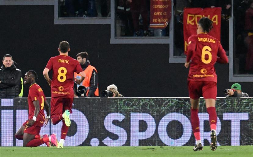 Penyerang AS Roma Tammy Abraham merayakan gol ke gawang Udinese dalam lanjutan Serie A Liga Italia.