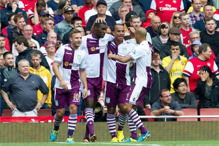 Penyerang Aston Villa, Christian Benteke (dua kiri), merayakan golnya bersama rekan setim saat menghadapi Arsenal di laga Liga Primer Inggris di Stadion Emirates, London, Sabtu (17/8). 