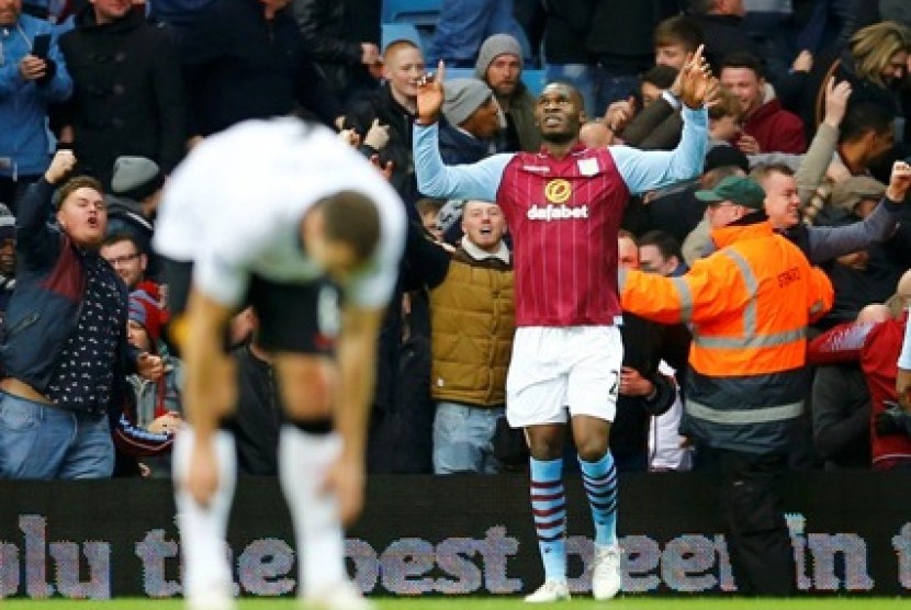 Penyerang Aston Villa Christian Benteke (kanan) merayakan golnya ke gawang Manchester United, Sabtu (20/12).