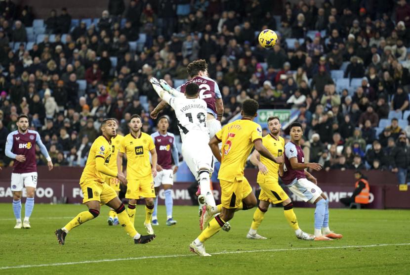 Penyerang Aston Villa Nicolo Zaniolo (tengah) melompat untuk mencetak gol ke gawang Sheffield United dalam lanjutan Liga Primer Inggris, Sabtu (23/12/2023) dini hari WIB.