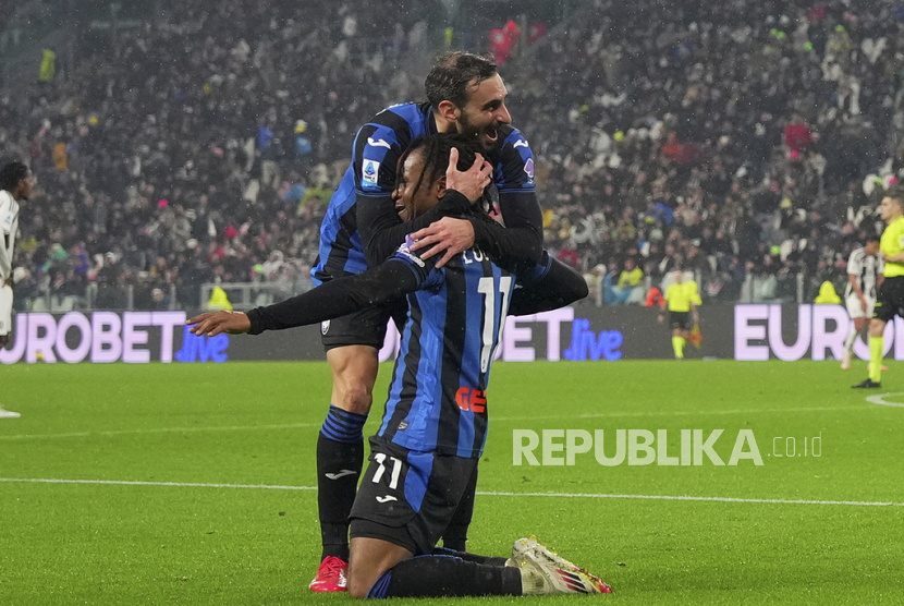 Penyerang Atalanta Ademola Lookman (bawah) mencetak gol ke gawang Juventus dalam pertandingan sepak bola Serie A Liga Italia di Stadion Allianz, Turin, Senin (10/3/2025) dini hari WIB.