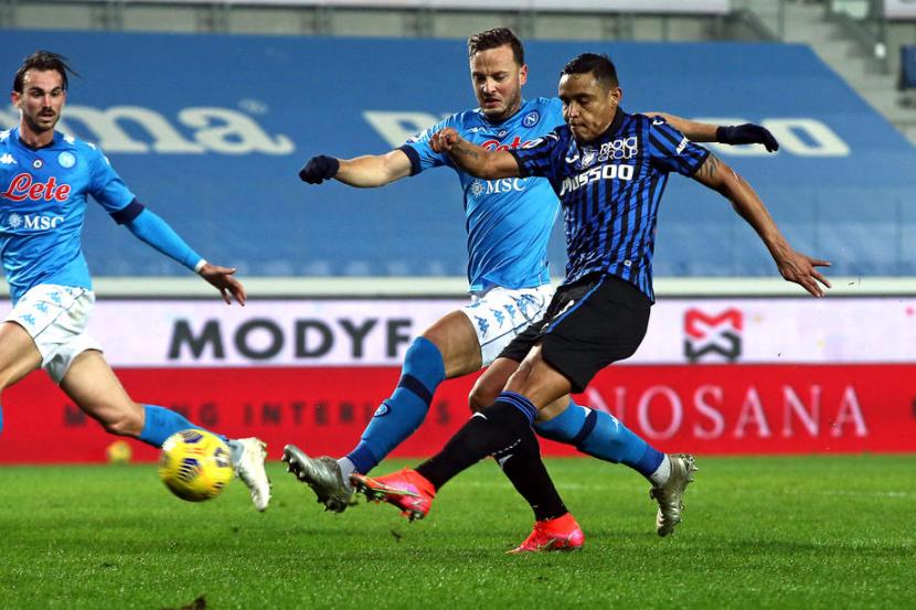 Penyerang Atalanta Luis Muriel (kanan) mencetak gol ke gawang Napoli.