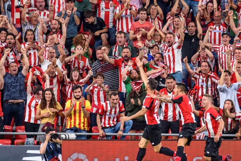 Penyerang Athletic Bilbao Aritz Aduriz merayakan golnya ke gawang Barcelona.