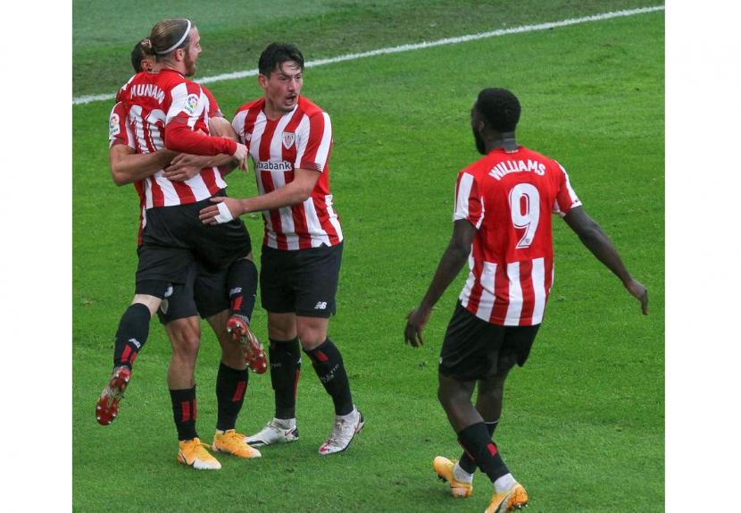 Penyerang Athletic Bilbao Iker Muniain (kiri) dipeluk rekannya seusai menjebol gawang Elche dalam lanjutan La liga Spanyol. Bilbao mengalahkan Elche 1-0.