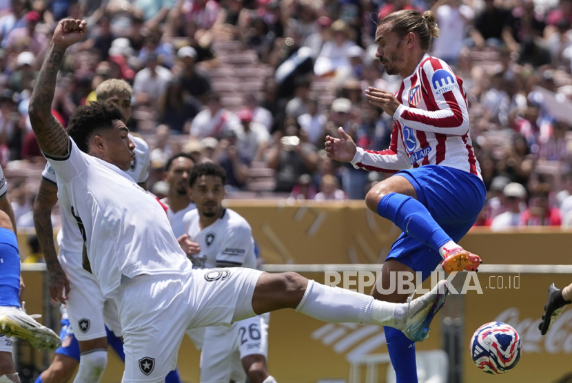 Penyerang Atletico Madrid Antoine Griezmann (kanan) berduel bola dengan bek Botafogo Igor Jesus dalam pertandingan Grup B Piala Dunia Antarklub di Pasadena, California, AS, Selasa (24/6/2025).
