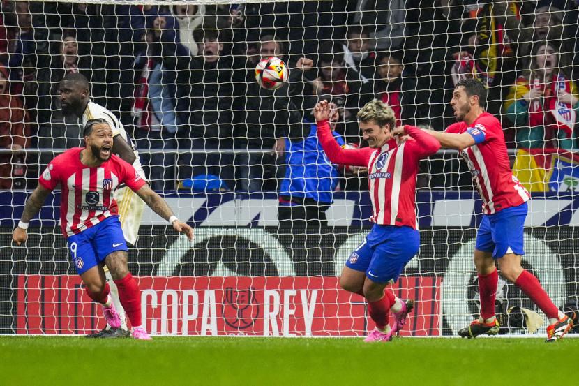 Penyerang Atletico Madrid Antoine Griezmann merayakan gol setelah menjebol gawang Real Madrid dalam pertandingan babak 16 besar Copa del Rey di Stadion Metropolitano, Jumat (19/1/2024) pagi WIB. Atletico mengalahkan Real Madrid 4-2.
