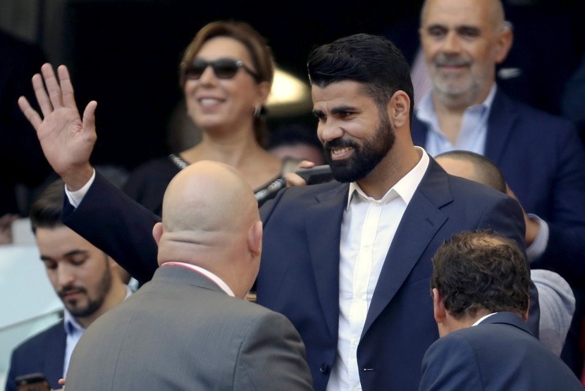 Penyerang Atletico Madrid Diego Costa (tengah) menyaksikan pertandingan La Liga antara Atletico dan Sevilla di Stadion Wanda Metropolitano, Madrid, Spanyol, 23 September 2017. 