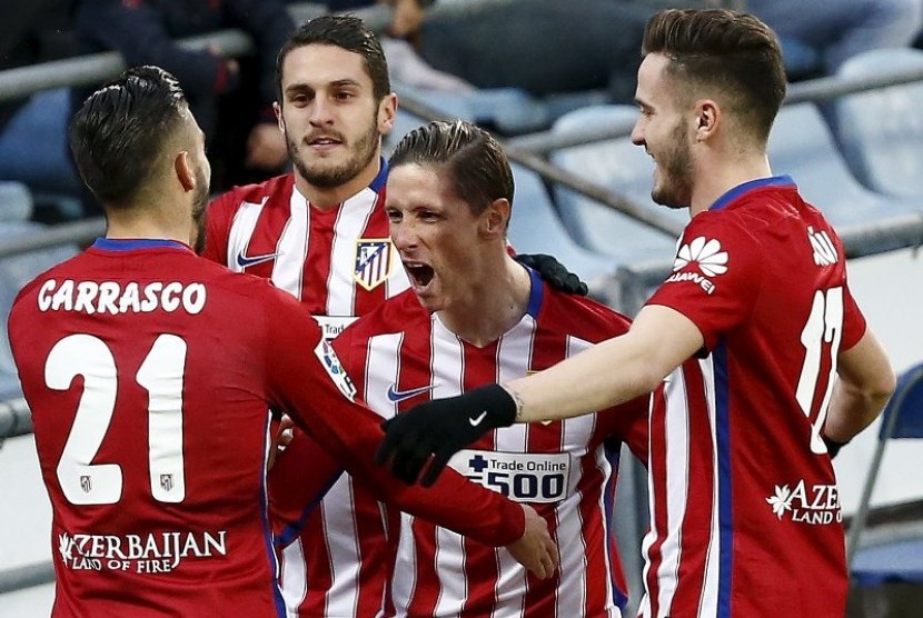 Penyerang Atletico Madrid Fernando Torres (tengah) merayakan golnya ke gawang Getafe bersama rekan-rekannya.