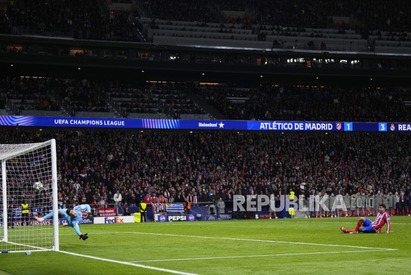 Penyerang Atletico Madrid Julian Alvarez terjatuh saat mengeksekusi tendangan penalti dalam adu penalti melawan Real Madrid pada leg kedua babak 16 besar Liga Champions di Stadion Metropolitano, Kamis (13/3/2025) pagi WIB.