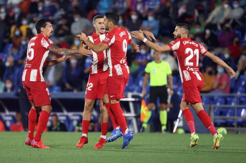 Penyerang Atletico Madrid Luis Suarez (kedua kanan) merayakan golnya ke gawang Getafe.